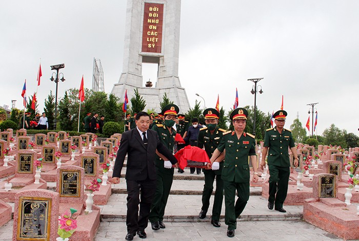 103 hài cốt liệt sĩ hy sinh tại Lào được an táng trang trọng tại Nghĩa trang Liệt sĩ huyện Nghi Lộc