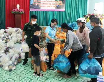 100 suất quà được trao cho các gia đình đặc biệt khó khăn ở xã biên giới Krông Na (Đắk Lắk)