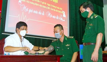 Bộ đội Biên phòng và cán bộ, nhân viên y tế Thừa Thiên Huế tham gia hiến máu tình nguyện Bộ đội Biên phòng và cán bộ, nhân viên y tế Thừa Thiên Huế tham gia hiến máu tình nguyện