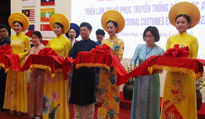 Khai mạc triển lãm “Trang phục truyền thống các nước ASEAN”