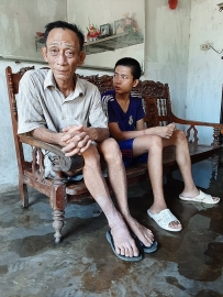Nghệ An: Thảm cảnh vợ ung thư chăm chồng tai nạn, con trai tâm thần