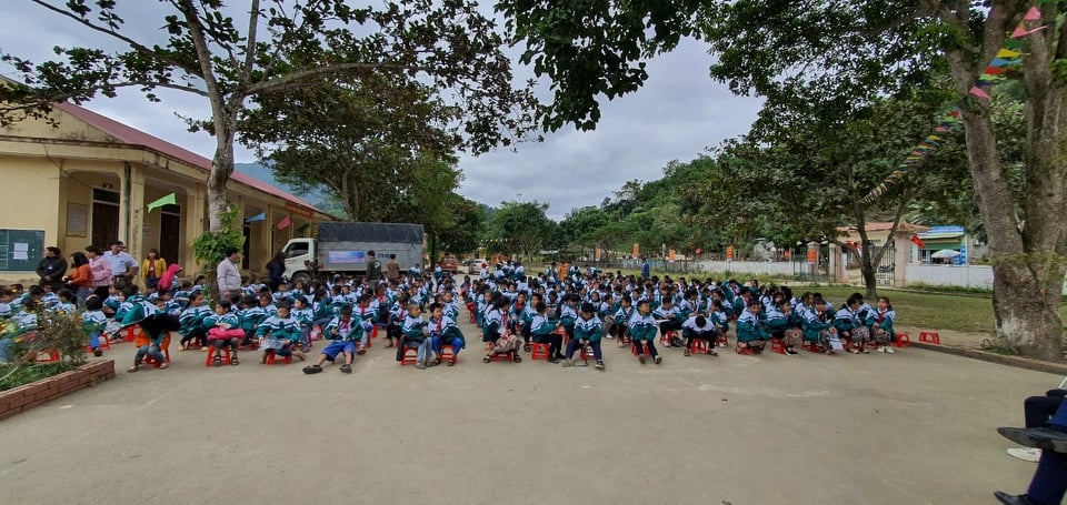 Gần 1000 suất quà đã đến tay học sinh và người dân nghèo xã Châu Hoàn (Quỳ Châu, Nghệ An)