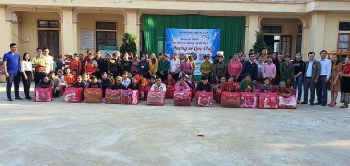 Gần 1000 suất quà đã đến tay học sinh và người dân nghèo xã Châu Hoàn (Quỳ Châu, Nghệ An)
