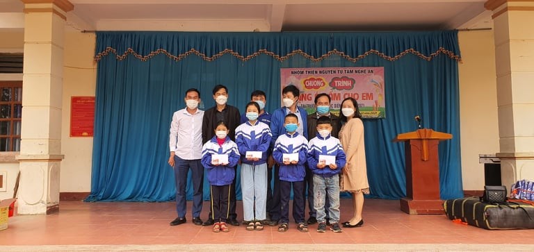 Nghệ An: Ấm lòng với hơn 400 suất quà đến với các em học sinh miền núi xã Diên Lãm