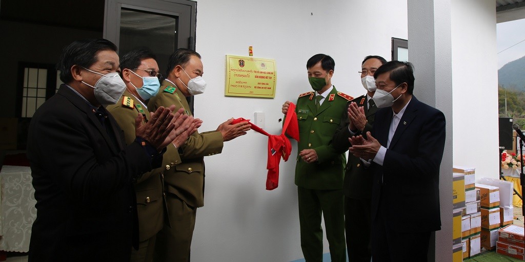Khánh thành và bàn giao trụ sở đầu tiên tặng Công an bản biên giới của nước CHDCND Lào
