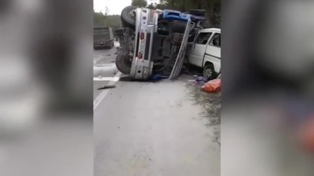 Video: Nhiều phương tiện hư hại, 7 người nhập viện sau cú nổ lốp của xe đầu kéo
