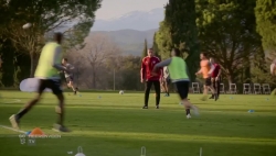 Video: Thủ môn đứng im nhìn bóng bay vào lưới từ cú sút đẹp mắt của Văn Hậu