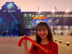 Chùm ảnh CĐV nữ xinh đẹp tới cổ vũ U23 Việt Nam tại SVĐ Buriram