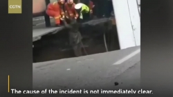 Video: Hãi hùng cảnh "hố tử thần" nuốt xe buýt