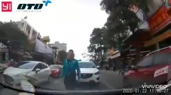 video lan sang lan nguoc chieu nhung lai xe mazda van hung ho doi danh nguoi
