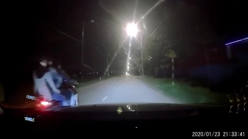 video 4 nguoi bi thuong nang sau cu tong nguoc chieu cua xe may ngay can tet