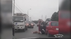 Video: Tài xế ô tô bị nhóm côn đồ dùng tuýp sắt đánh tới tấp trên đê ở Hà Nội