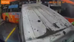 Video: Khoảnh khắc ô tô 16 chỗ vượt ẩu khiến xe khách hất đuôi bẹp dúm làm 7 người thương vong