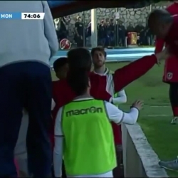 Video: Vung tay tát học trò ngay trên sân, HLV trưởng bị trọng tài rút thẻ đỏ
