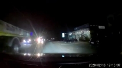 video thanh nien phong xe may xe gio lach qua 2 o to khien ban ngoi sau nga sap mat