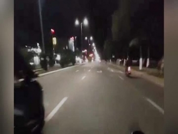 video thanh nien khong doi mu bao hiem phong nhanh tong tu vong nguoi qua duong