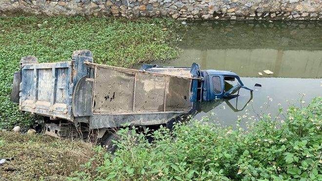 di vao duong cam xe tai bi tau hoa dam bay xuong ao tai xe tu vong tai cho