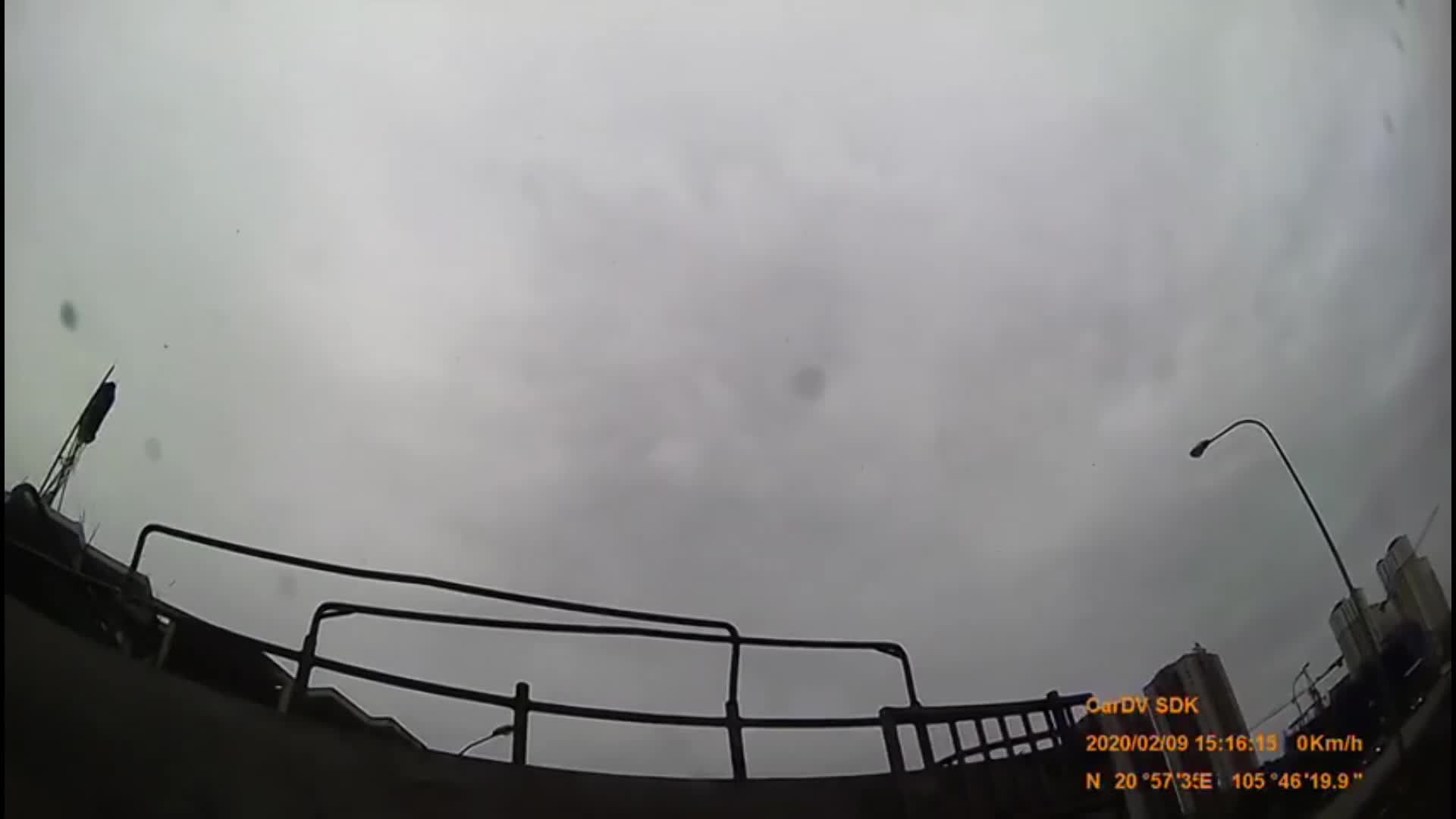 video mercedes phong nhanh giua nga tu gay tai nan ron nguoi cho 3 o to