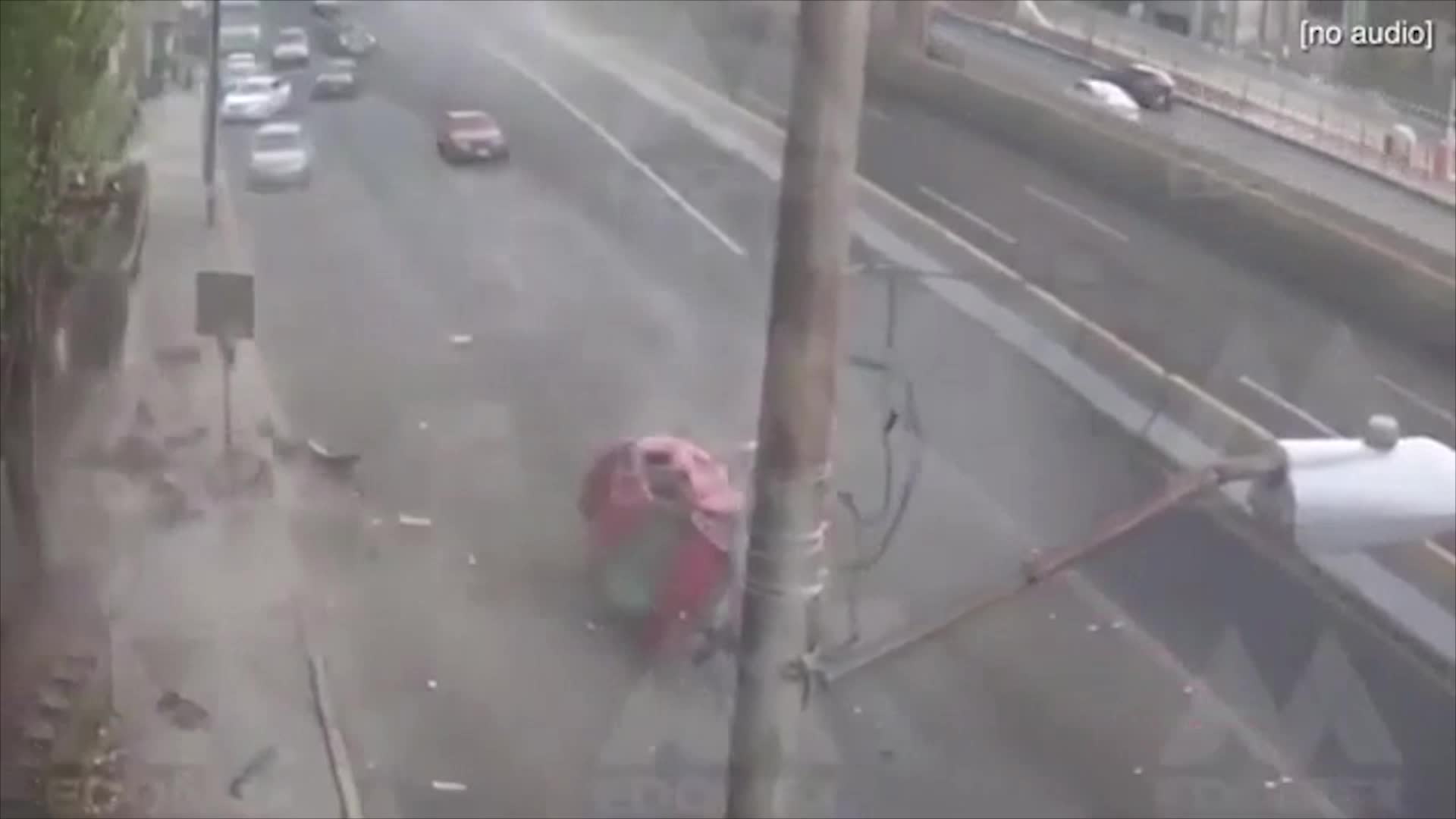 video o to dam vao dai phan cach nat vun ca nguoi va xe bay len khong trung