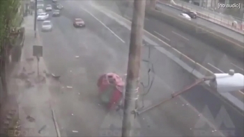 video o to dam vao dai phan cach nat vun ca nguoi va xe bay len khong trung