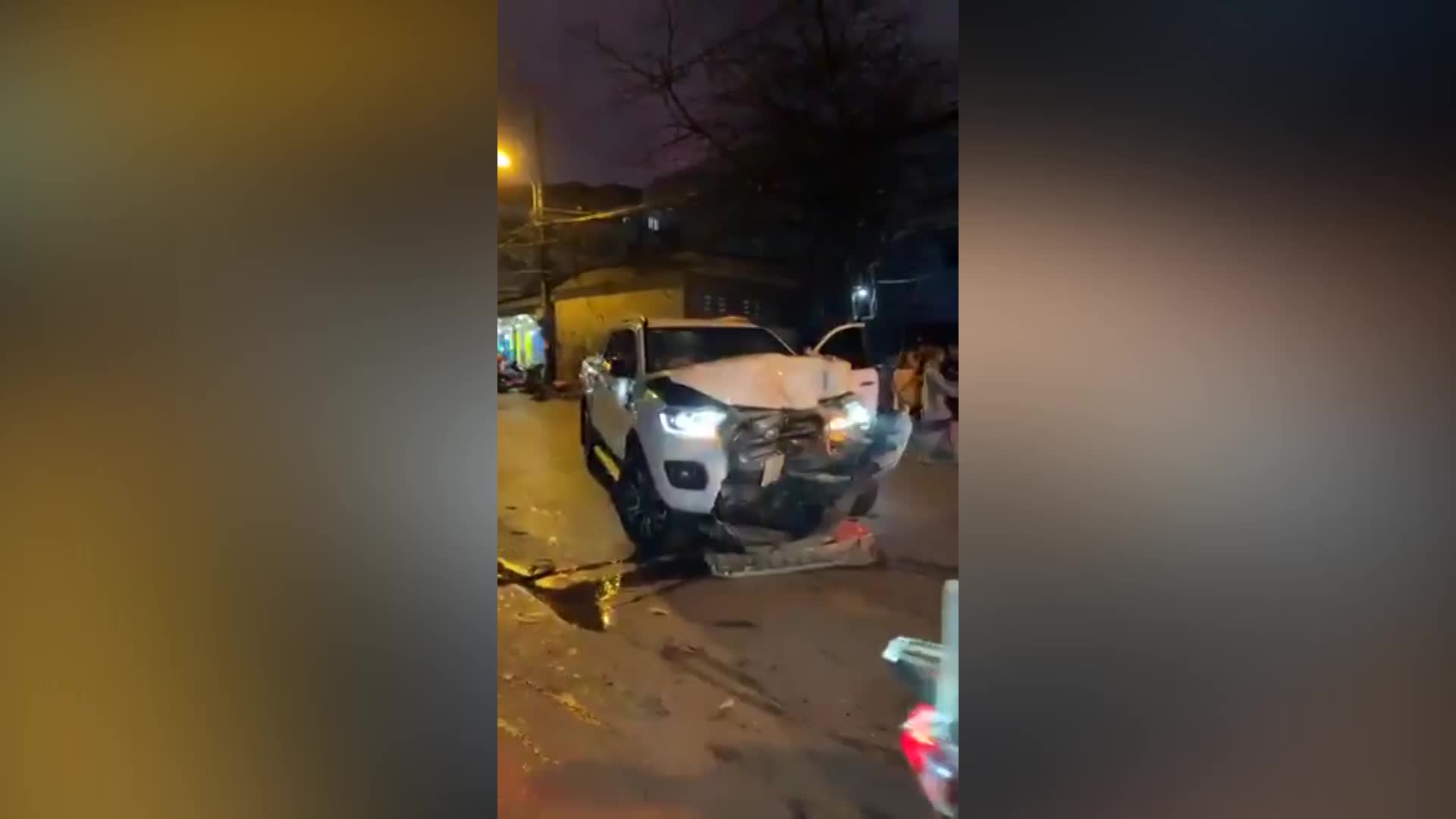 Video: Xe bán tải nát đầu sau cú húc sập tường nhà dân giữa phố