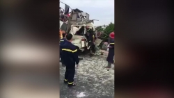 Video: Xe tải nát đầu sau cú tông đuôi container, 3 người tử vong