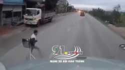 video hai hung canh nam thanh nien chay bo lao vao dau xe container