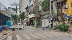 Ảnh: Phố Trúc Bạch trong ngày đầu tiên bị cách ly