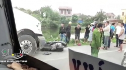 video tranh chai nuoc ngot tren cao toc o to lao thang vao container nat dau