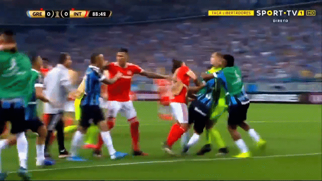Video: Trọng tài rút 8 thẻ đỏ và 6 thẻ vàng vì cầu thủ 2 đội lao vào choảng nhau
