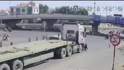 Video: Người phụ nữ thoát chết khó tin dưới gầm xe đầu kéo nặng hàng chục tấn