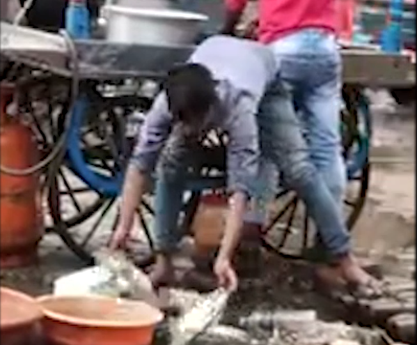 Video: Hãi hùng nam thanh niên rửa bát đĩa bằng nước cống để... diệt virus corona
