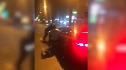 video chui boi csgt khi bi xu ly tai xe tiep tuc lao xe vao cscd roi bo chay