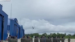Video: Hãi hùng máy bay huấn luyện rơi trước mặt hàng chục binh sĩ, 2 người thiệt mạng