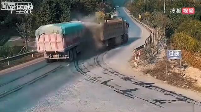 video hai xe tai dam nhau boc khoi nguoi di xe may thoat chet than ky