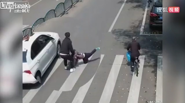 video phan xa kho tin cua nguoi bo cuu con trai thoat chet ngay truoc dau o to