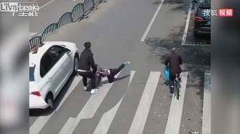 video phan xa kho tin cua nguoi bo cuu con trai thoat chet ngay truoc dau o to