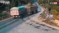 video hai xe tai dam nhau boc khoi nguoi di xe may thoat chet than ky