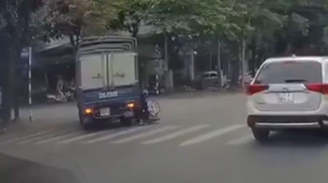 video xe tai vuot au suyt gay tai nan kinh hoang