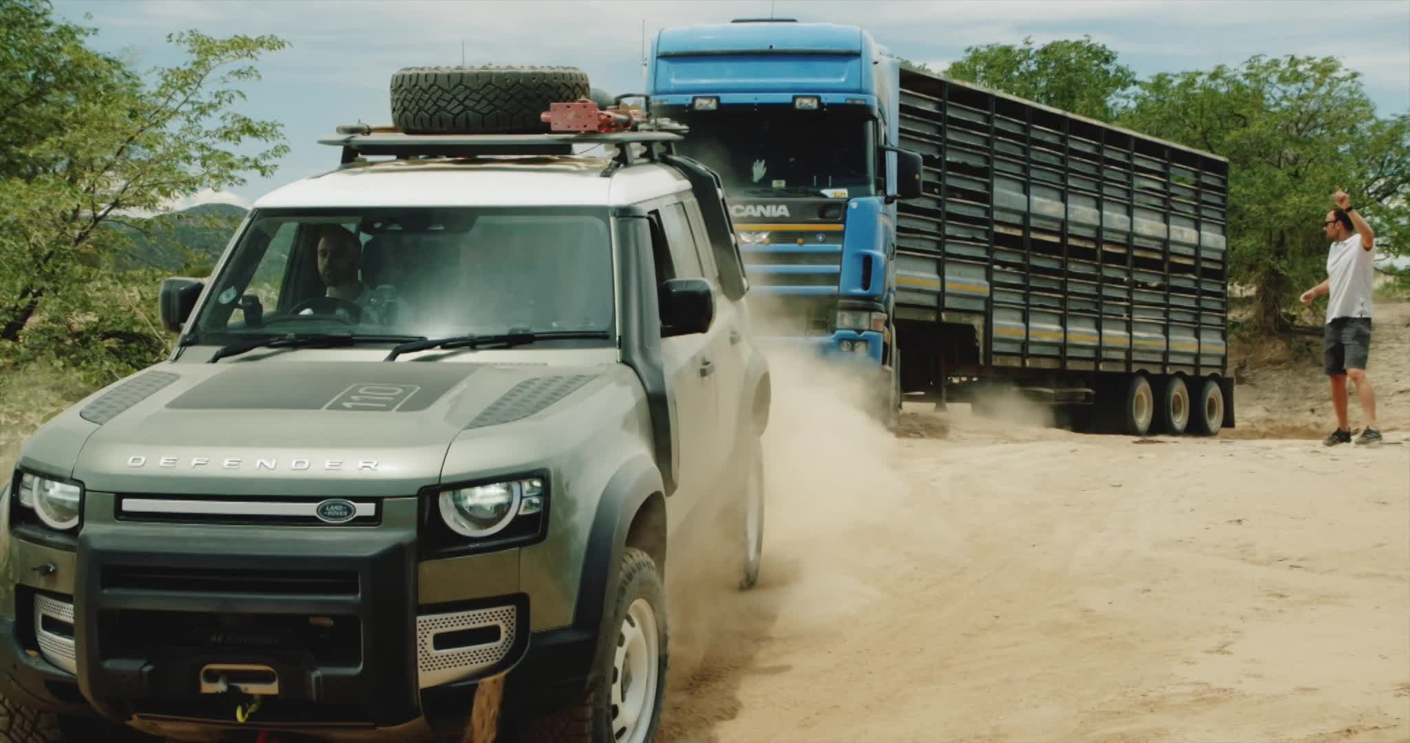 bo doi land rover defender moi pho dien suc manh khi giai cuu xe tai nang 20 tan