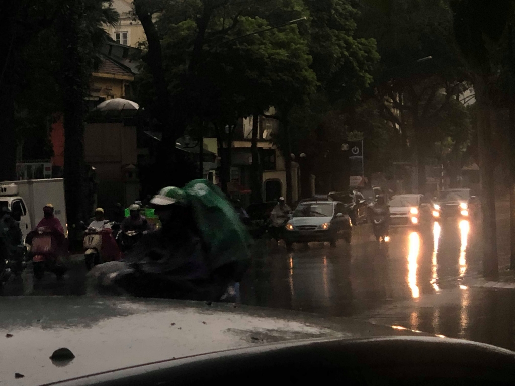 bau troi ha noi sang som bat ngo sam lai nhu buoi toi