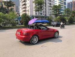 Dân chơi lái Mercedes mui trần dùng ô che nắng giữa phố Hà Nội