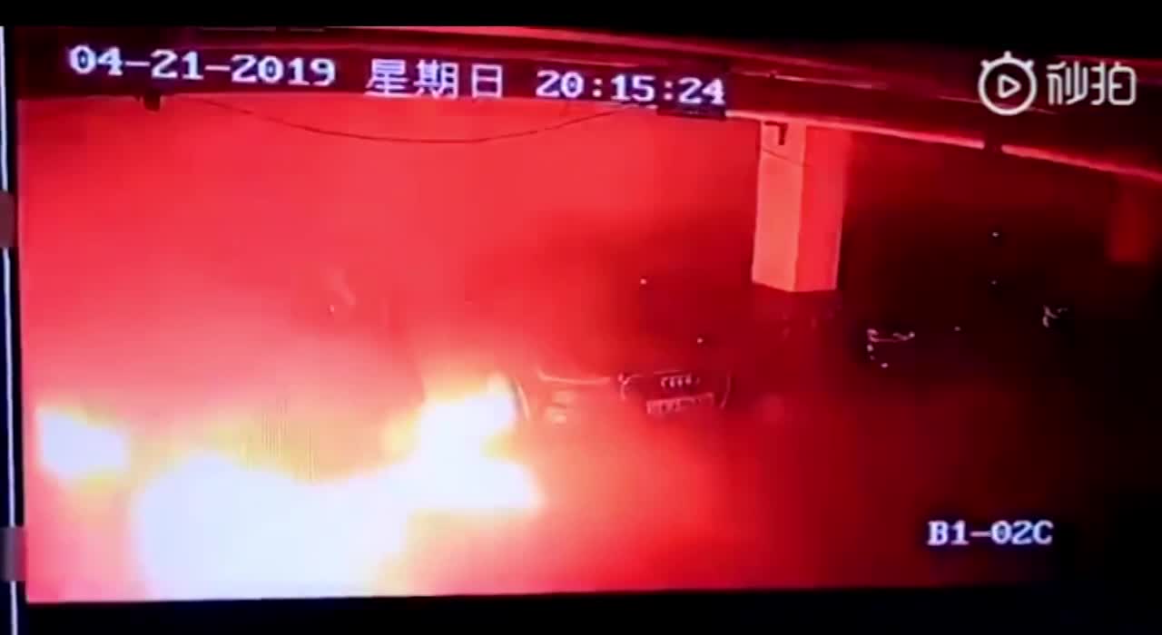 o to dien tesla model s no tung trong ham gui xe