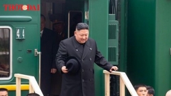 Video: Ông Kim Jong-un nếm bánh mì khi đến Nga