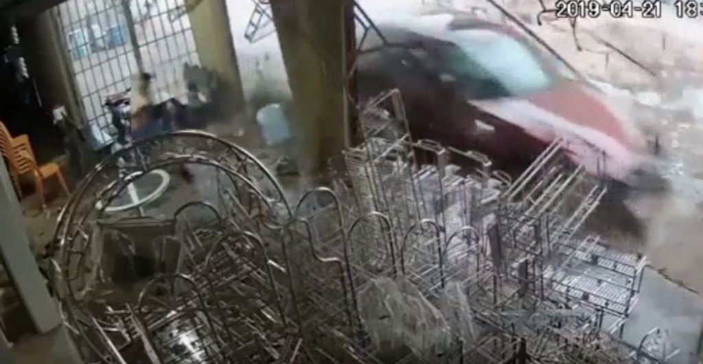 video nam thanh nien phi than thoat chet truoc mui o to dien