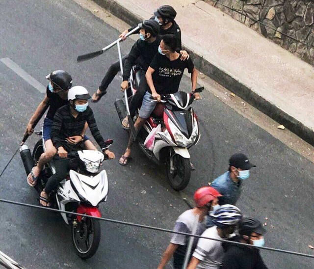 Hai nhóm giang hồ nổ súng vì ...tranh mua bánh mì ở Quy Nhơn