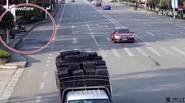video o to rung lop vang thang vao nguoi dung cho xe buyt