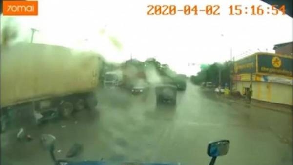 video nam thanh nien dau tran vuot den do va cai ket tham khoc