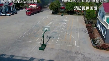 video tai xe lai thang vao tram cuu hoa sau khi phat hien xe tai boc chay