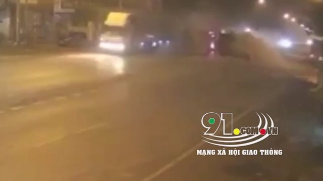 video container mat lai dam vo dai phan cach tren quoc lo 1a